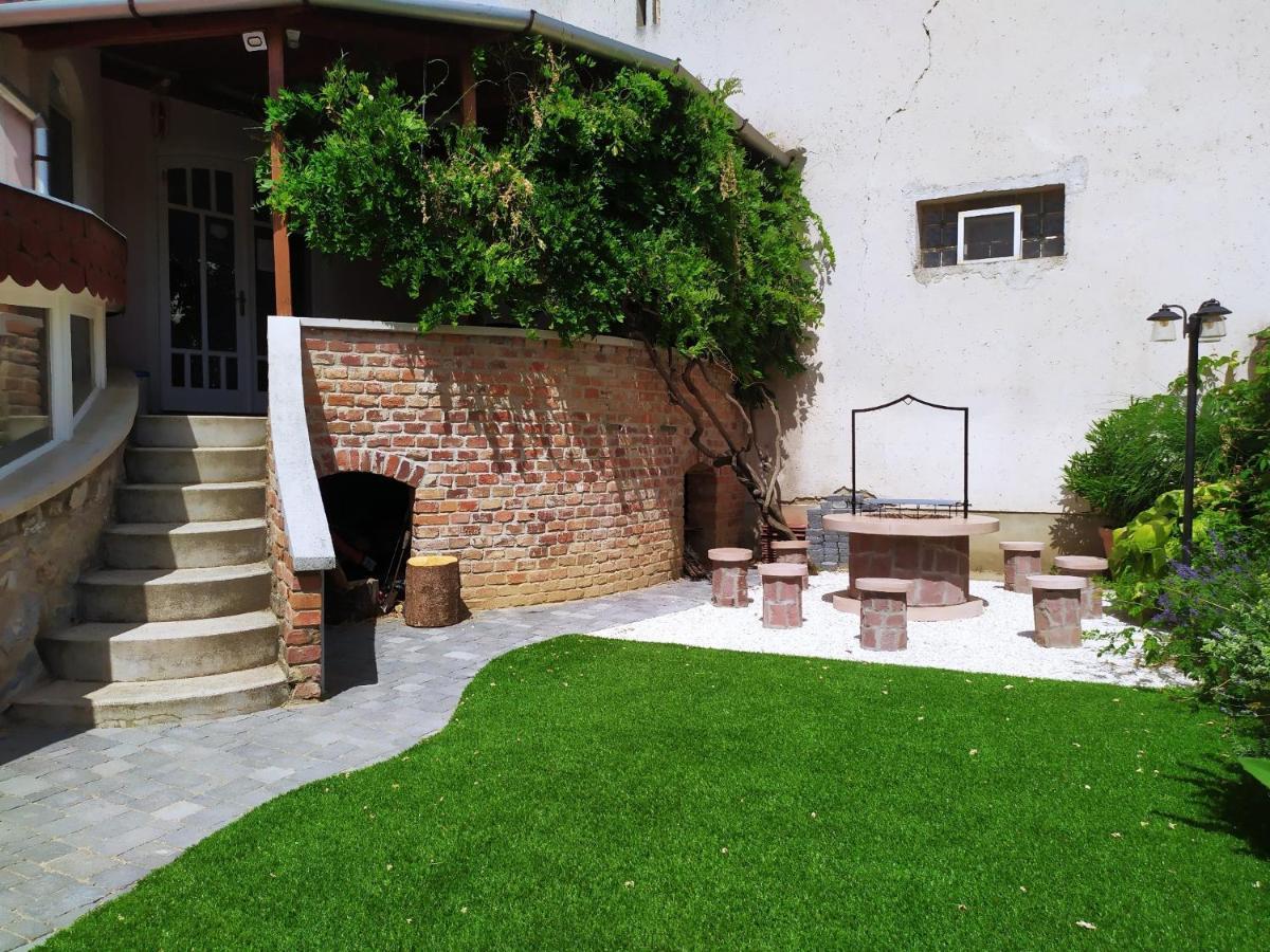 Zoli Apartmanok-Zoli Koelcsey 19 Villa Hajduszoboszlo Luaran gambar